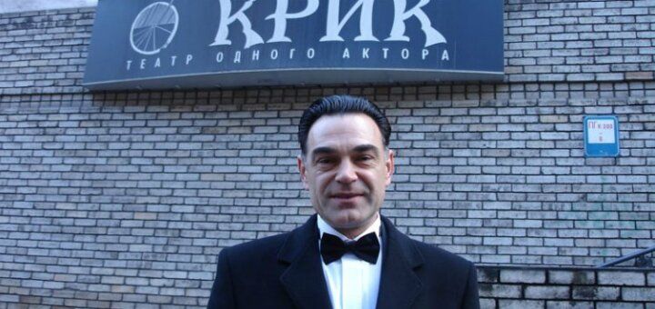 1 Михайло Мельник на фоні театру "Крик".