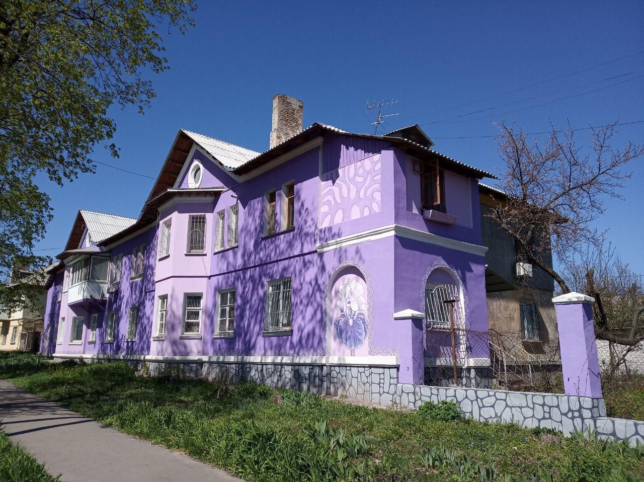 2_main-v1584373690 Фіолетовий будинок з візерунками у Дніпрі.