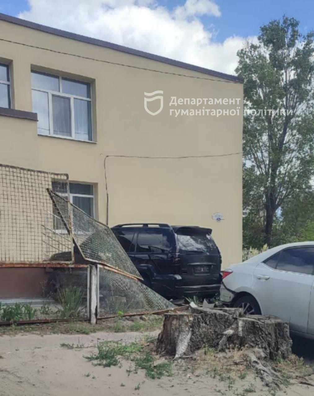 photo_2025-06-26_17-05-25 Авто зупинилося в кількох сантиментрах від будівлі садочку