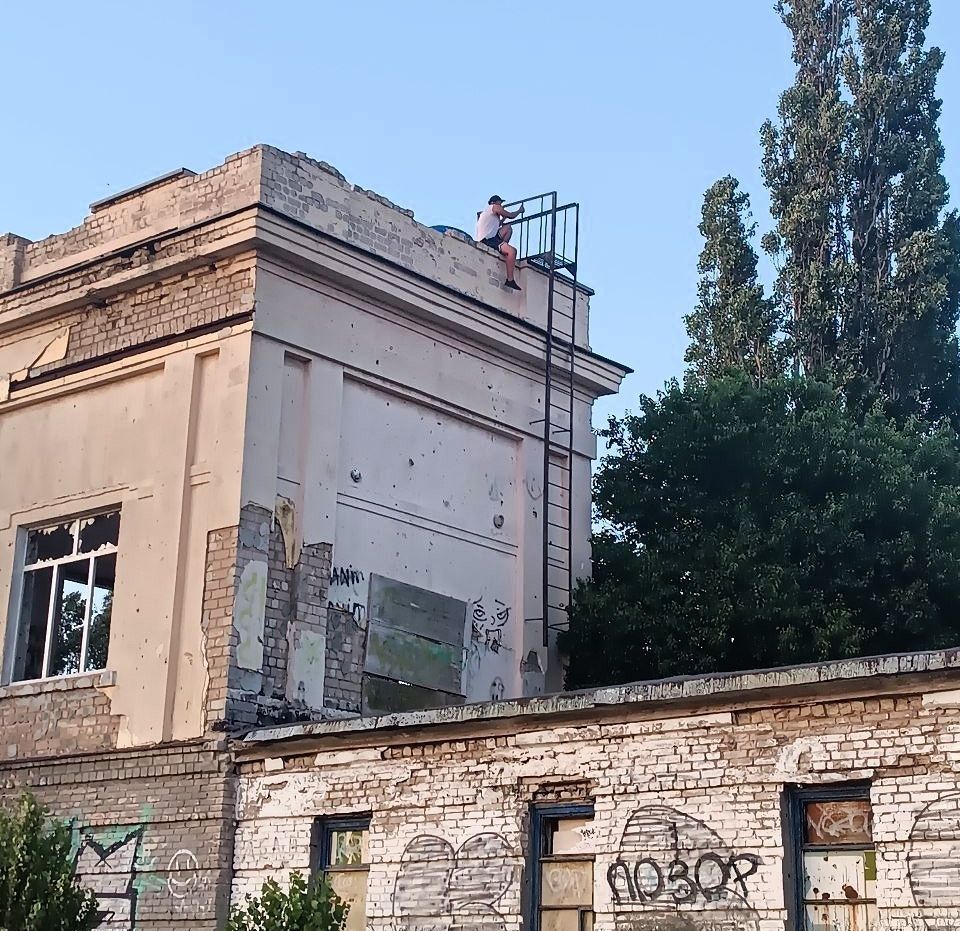Небезпечні-ігри Закинута будівля стадіону "Локомотив" притягує дітей, які полюбляють "екстремальні розваги". Фото: Facebook/"Житломасив "Північний".