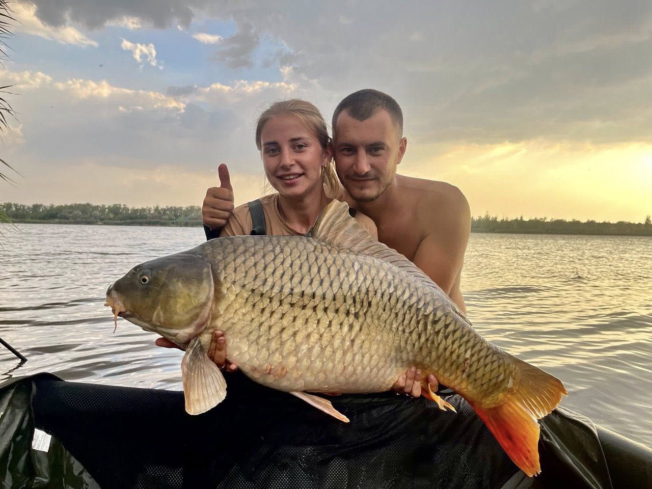 514006235_24223809007236695_1390029747767477027_н Юлия Яковенко с парнем и карпом-гигантом. Фото: