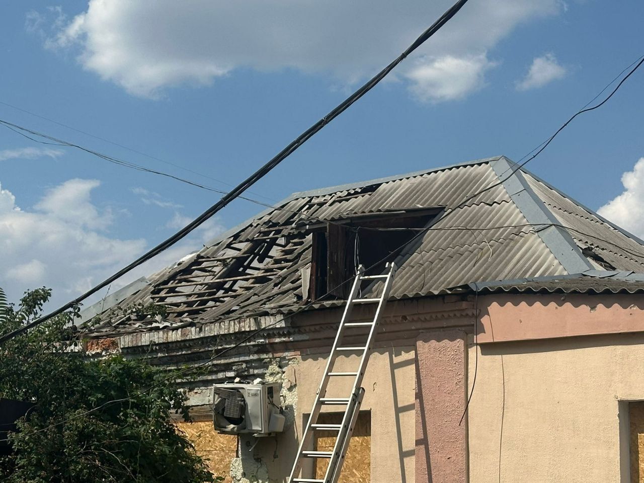 фото_2025-07-07_18-30-05 (2) Поврежденный из-за обстрелов дом