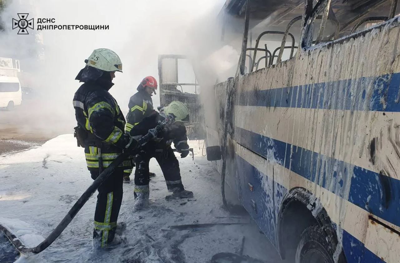 Рятувальники приборкали пожежу в салоні