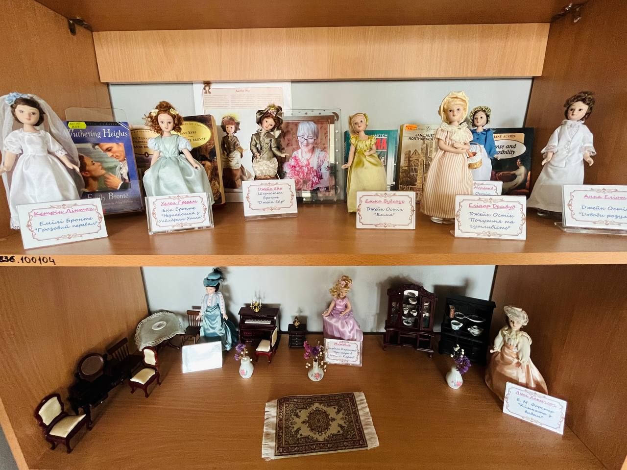 Мешканка Дніпра зібрала унікальну колекцію порцелянових ляльок: "ожили" героїні відомих книг