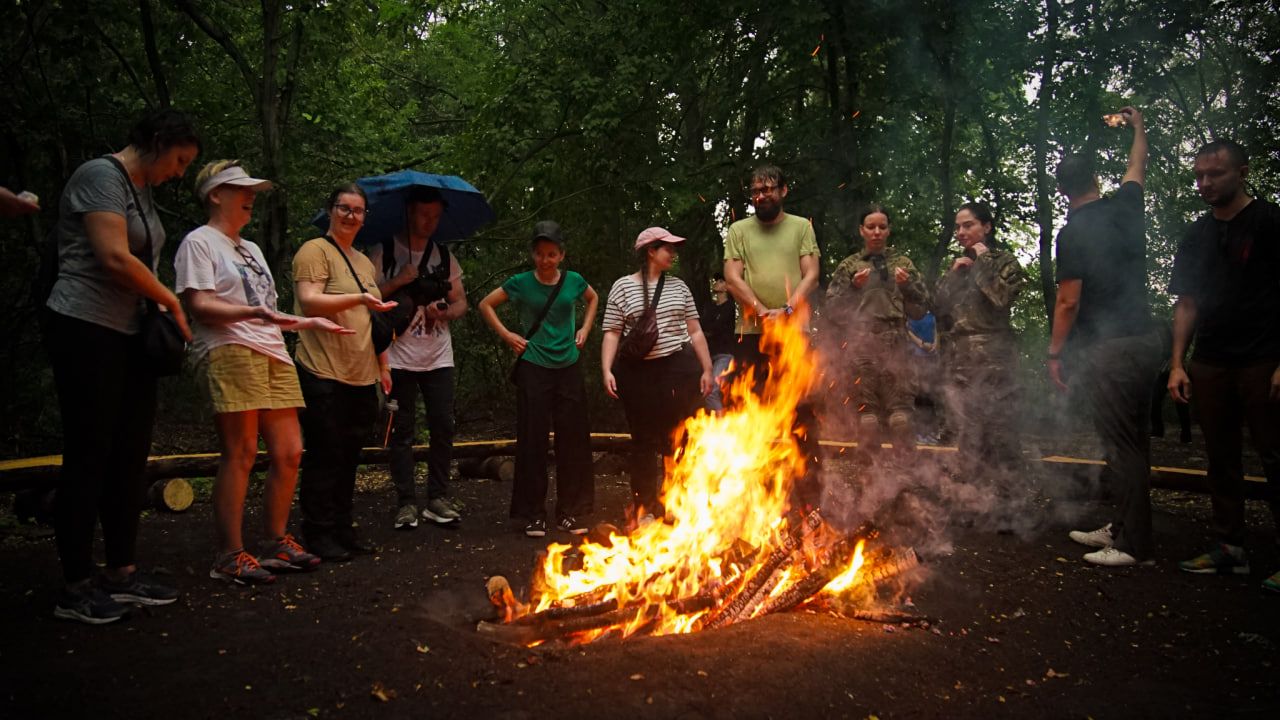 фото_2025-07-14_13-43-20 В конце дня участники собрались на ужин, который приготовили на полевой кухне.