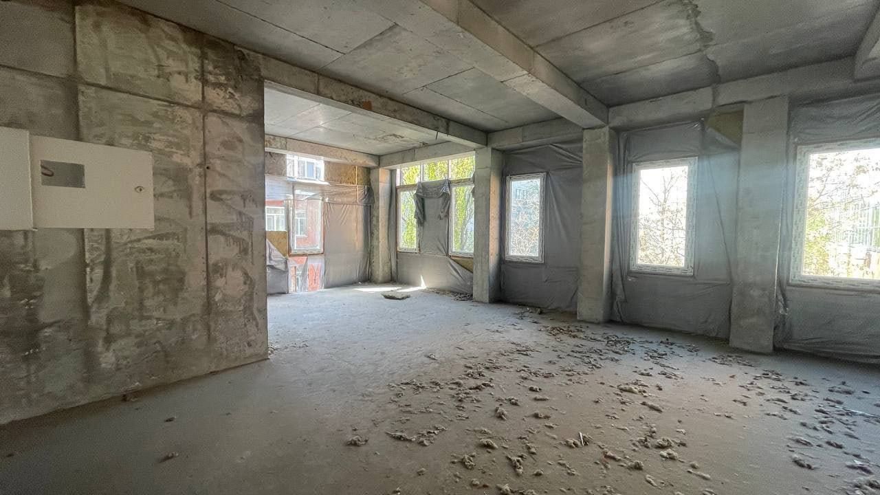 У центрі Дніпра по частинам розпродають будівлю-привид зі неоднозначним минулим