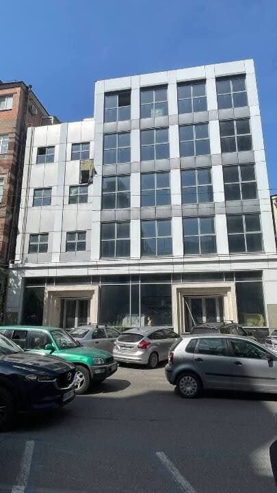 У центрі Дніпра по частинам розпродають будівлю-привид зі неоднозначним минулим