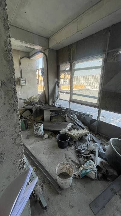 У центрі Дніпра по частинам розпродають будівлю-привид зі неоднозначним минулим