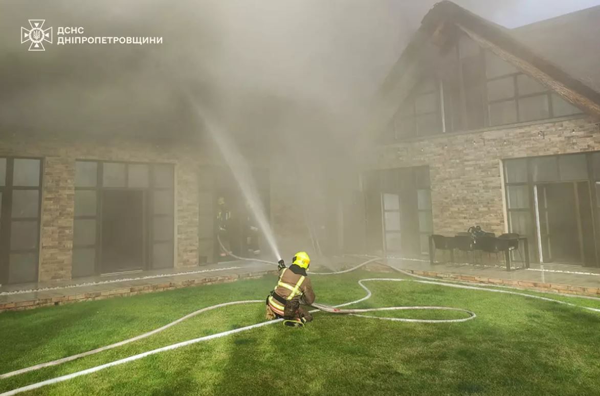 Рятувальник гасить пожежу