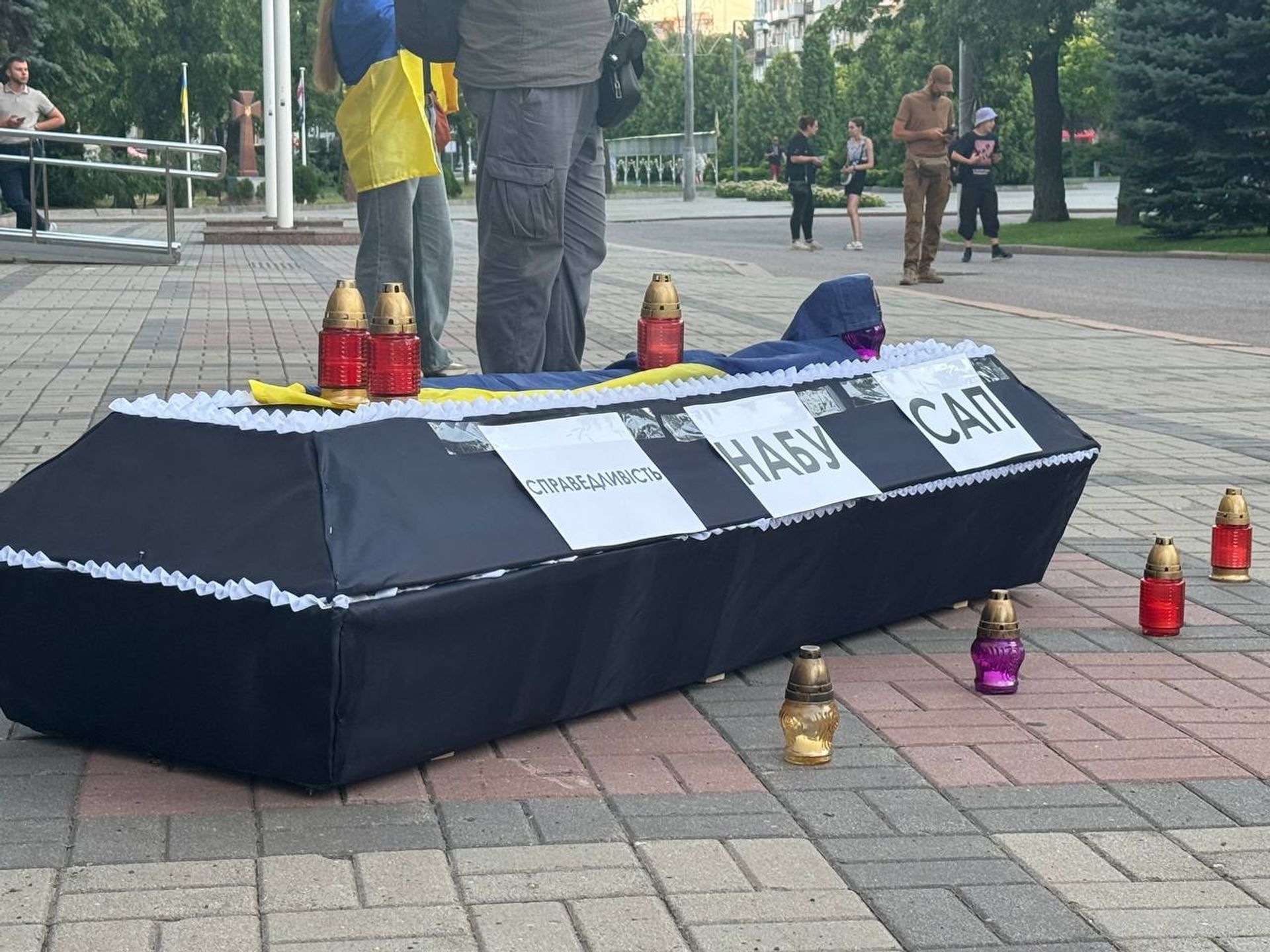 1920_11437_7Pa3u12ONq Під будівлю ОВА принесли труну, яка символізує "смерть" антикорупційних органів. Фото: Суспільне