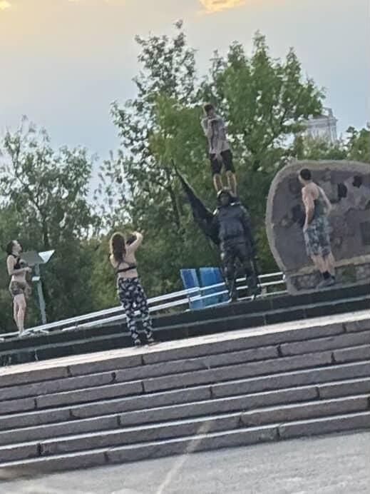 524511442_714870774719655_1357333740638358645_n Подросток взобрался на памятник. Фото: "Никополь без цензуры".