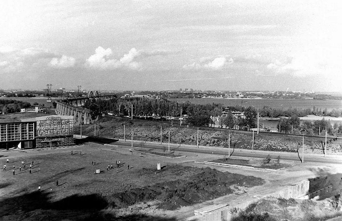 один рівень Спорткомплекс у 1970-х, коли поле та стадіон були одного рівня. Фото: Ю. Савенков