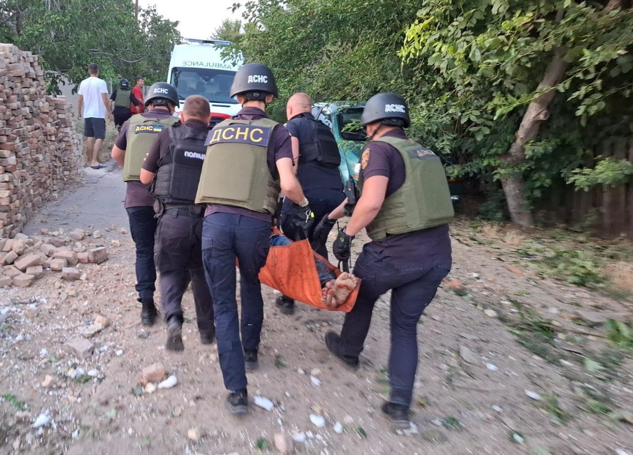 photo_2025-08-08_21-02-04 Рятувальники несуть убиту жінку