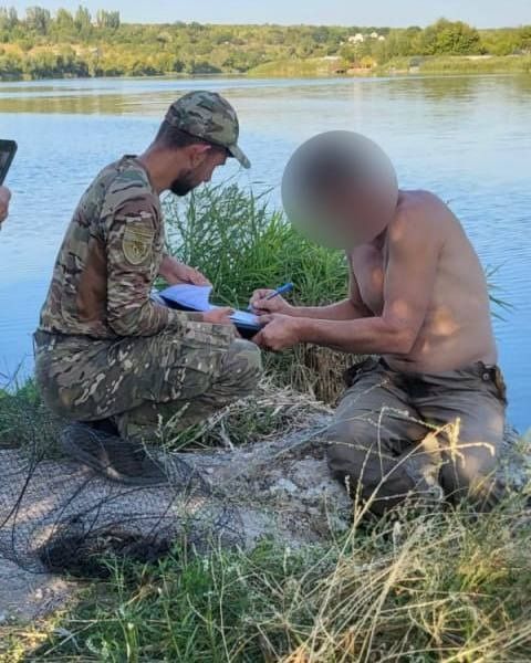 Вилов На річці Мокра Сура чоловік займався незаконним виловом раків.