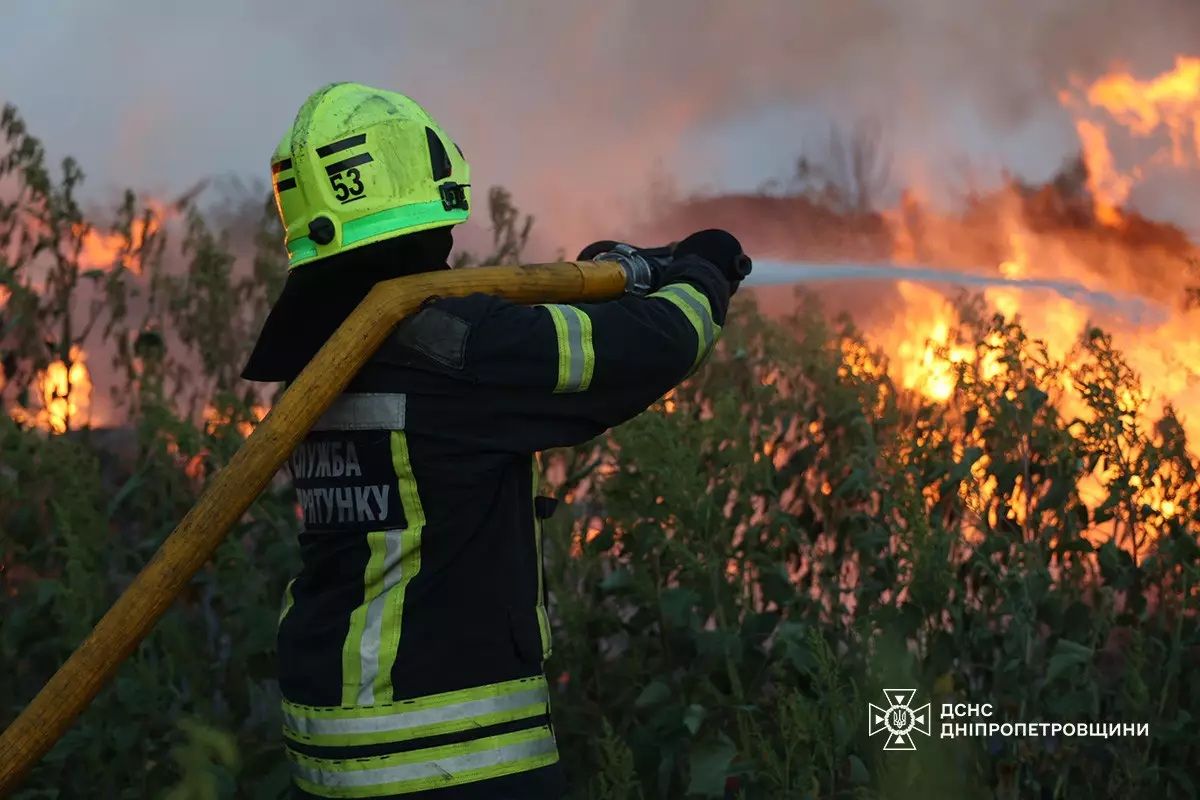 ДСНС Рятувальники ліквідовують займання у селищі Яворницьке, де під час пожежі постраждали двоє людей.