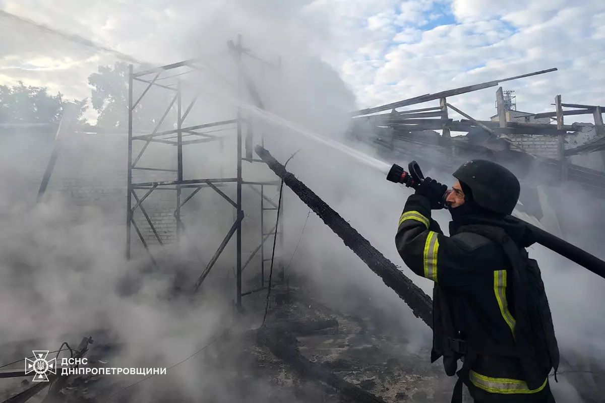ДСНС У ДСНС показали наслідку обстрілу Дніпропетровщини