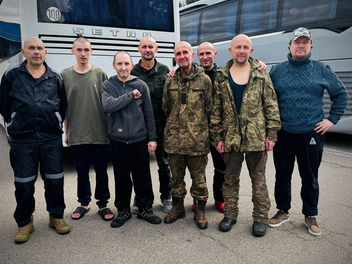 Плен Украинские военные и гражданские, освобожденные из плена, прибыли домой сегодня.