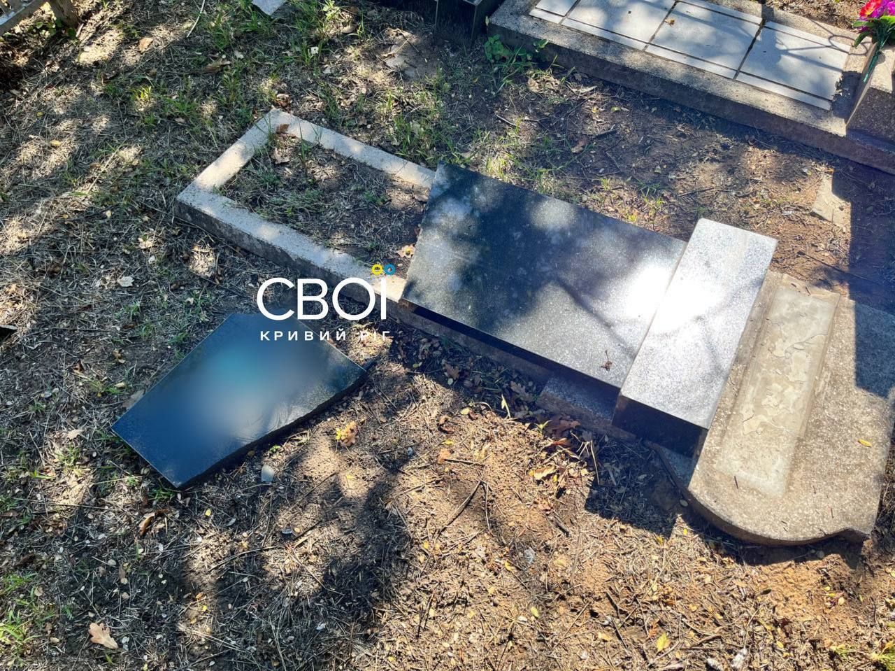 У Кривому Розі вандали потрощили могили на одному з цвинтарів