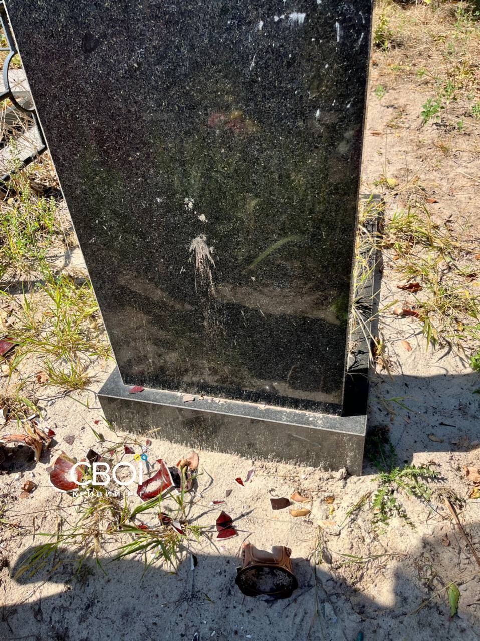 У Кривому Розі вандали потрощили могили на одному з цвинтарів