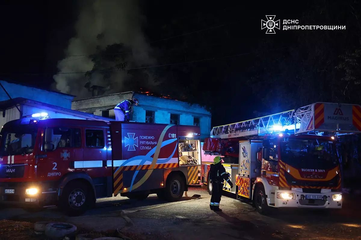 В Днепре произошел масштабный пожар площадью 200 кв.м: подробности от ГСЧС