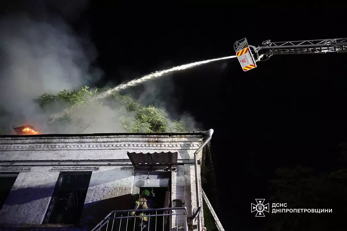 В Днепре произошел масштабный пожар площадью 200 кв.м: подробности от ГСЧС