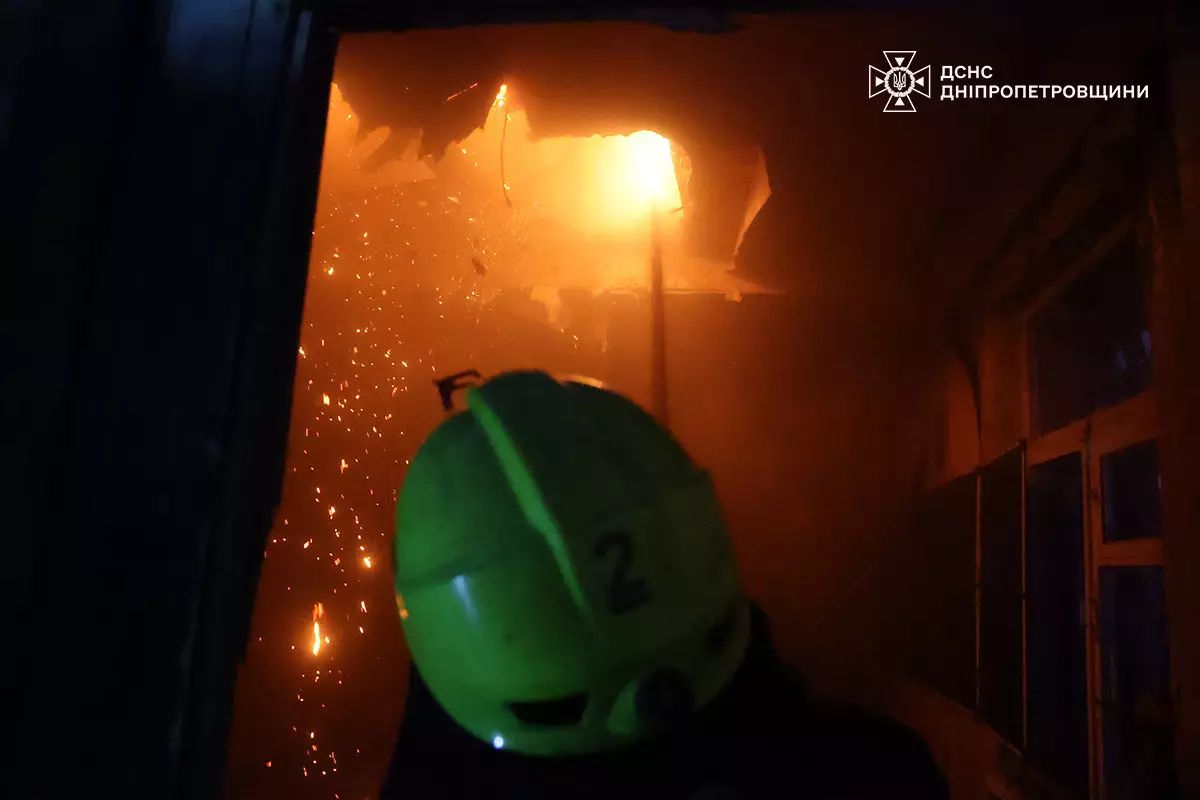 В Днепре произошел масштабный пожар площадью 200 кв.м: подробности от ГСЧС
