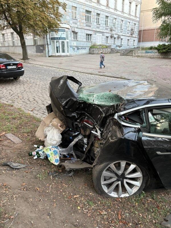 Тесла ДТП на Яворницького у Дніпрі за участі Tesla