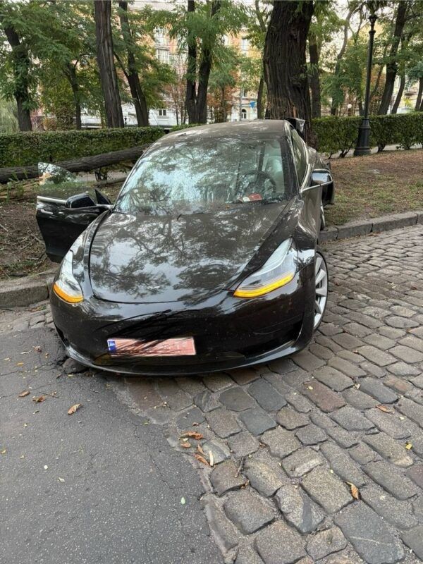 Тесла ДТП на Яворницького у Дніпрі за участі Tesla