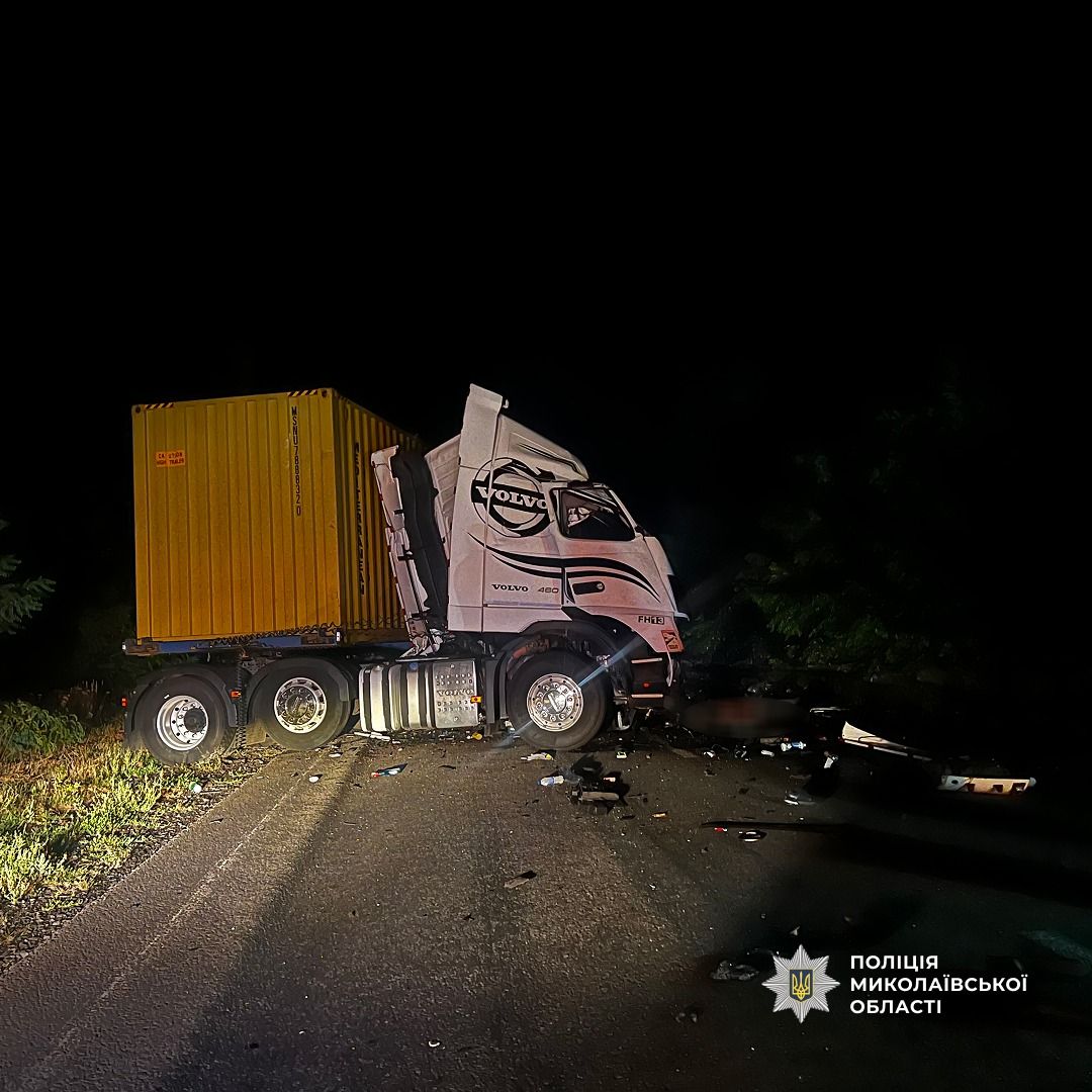 На трасі "Дніпро-Миколаїв" зіткнулися дві фури: один з водіїв загинув