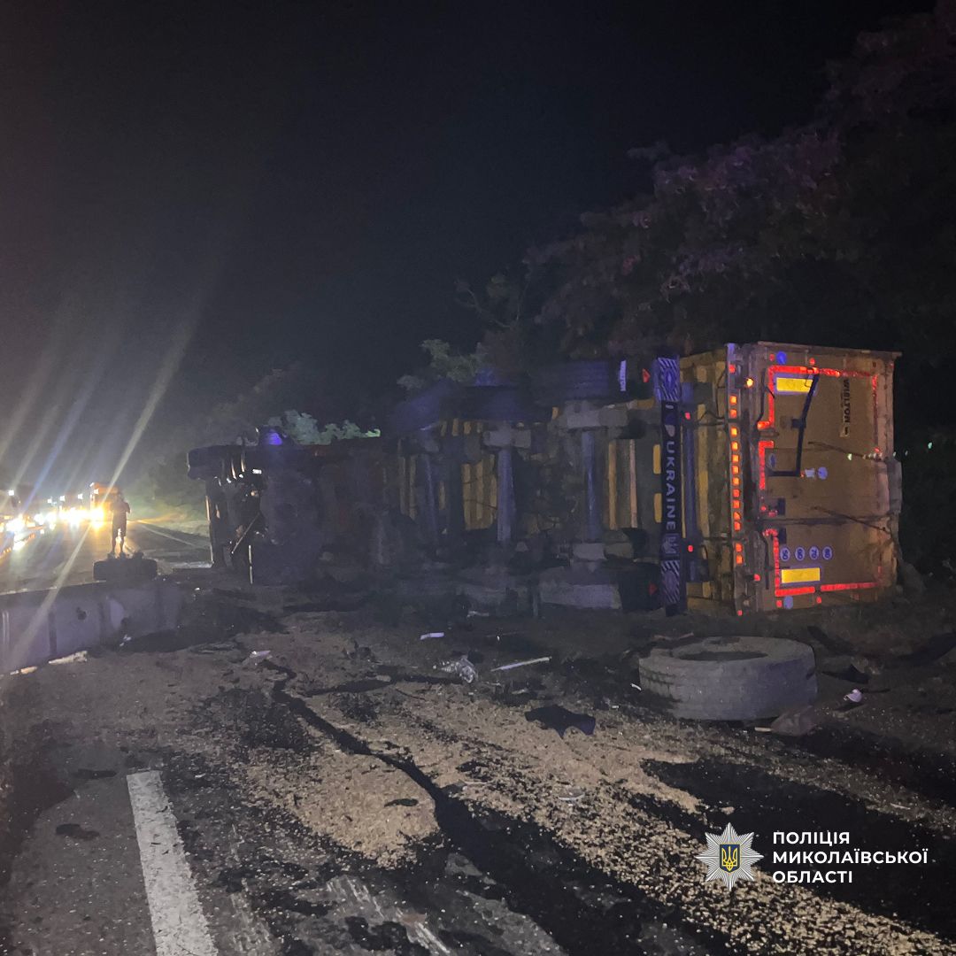 На трасі "Дніпро-Миколаїв" зіткнулися дві фури: один з водіїв загинув