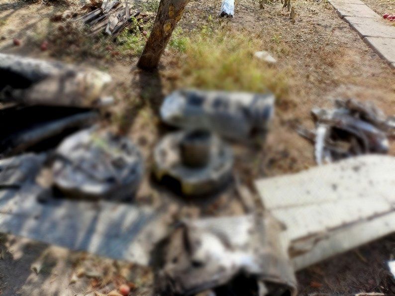 f8e4953a9a278d82 Обломки ракеты во дворе дома