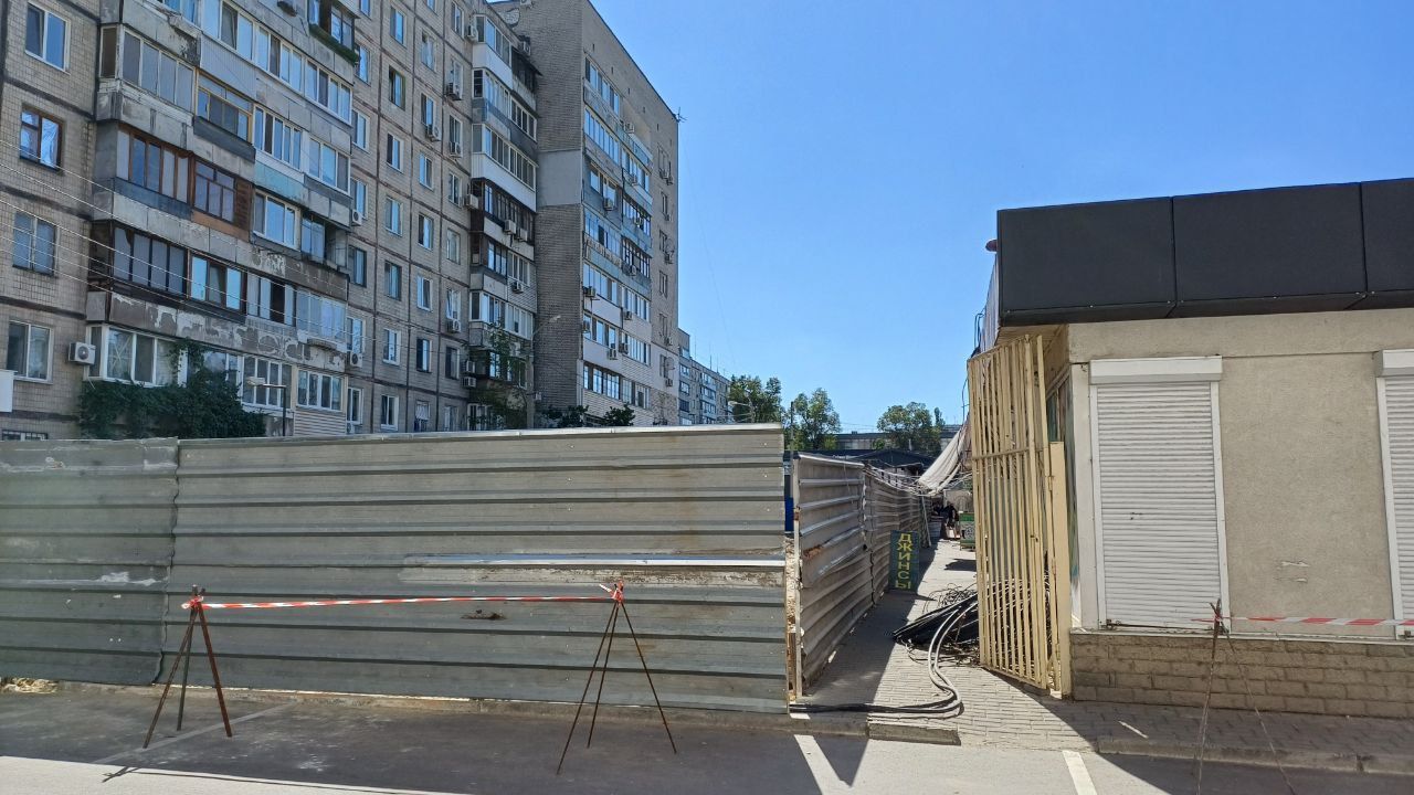 фото_2025-09-15_09-53-38 Еще часть павильонов огородили забором
