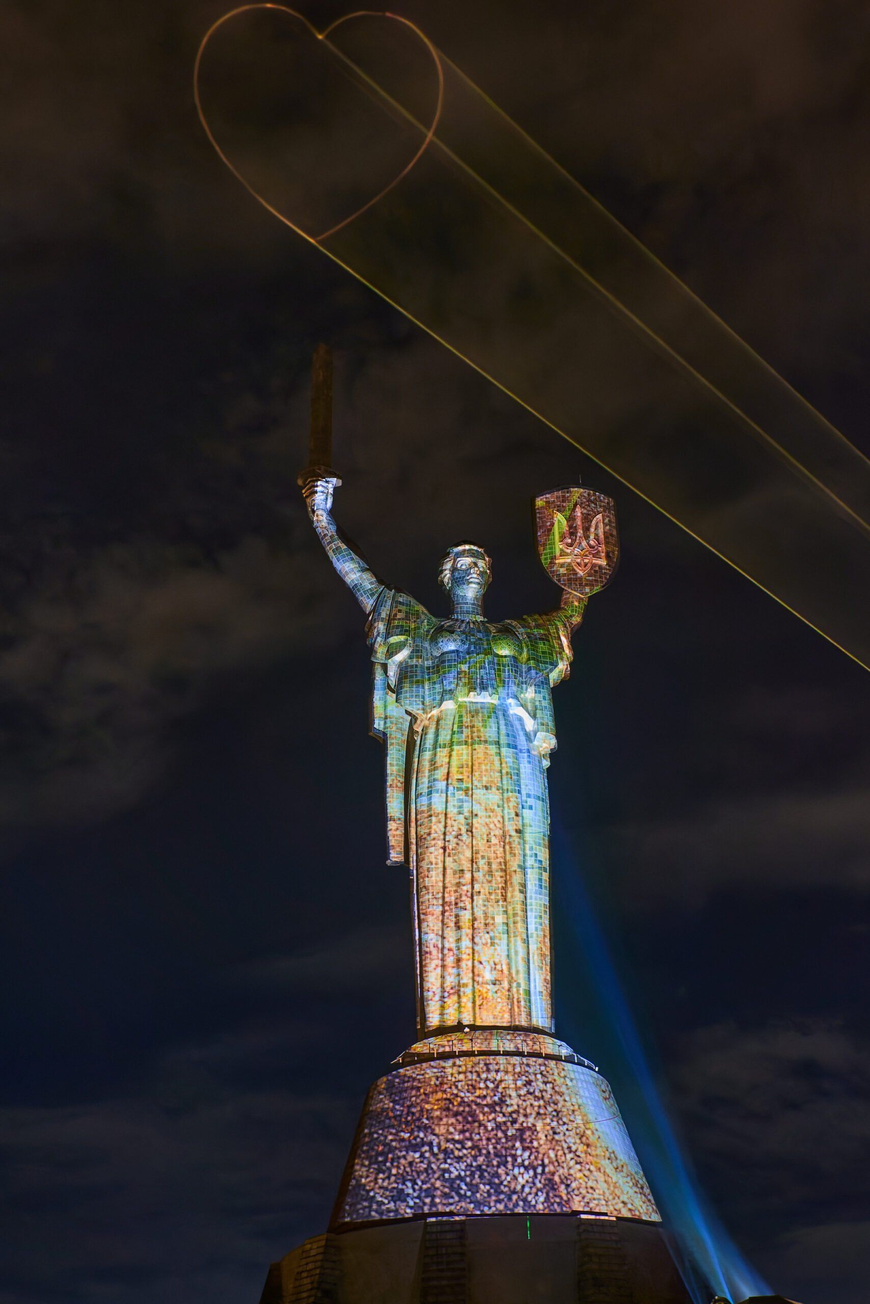 2025-09-18-04.51.04-PITL9510_DxO-scaled Інсталяція на монументі Батьківщина-Мати