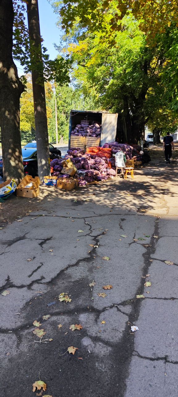 фото_2025-09-25_12-57-04 На тротуаре продают картофель и другие овощи.