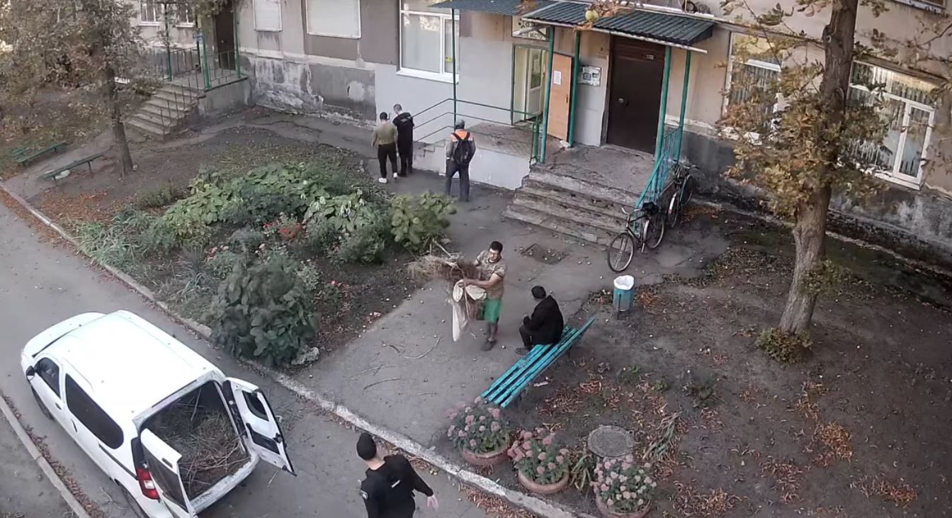 Чоловік виносить сміття з приміщення КП