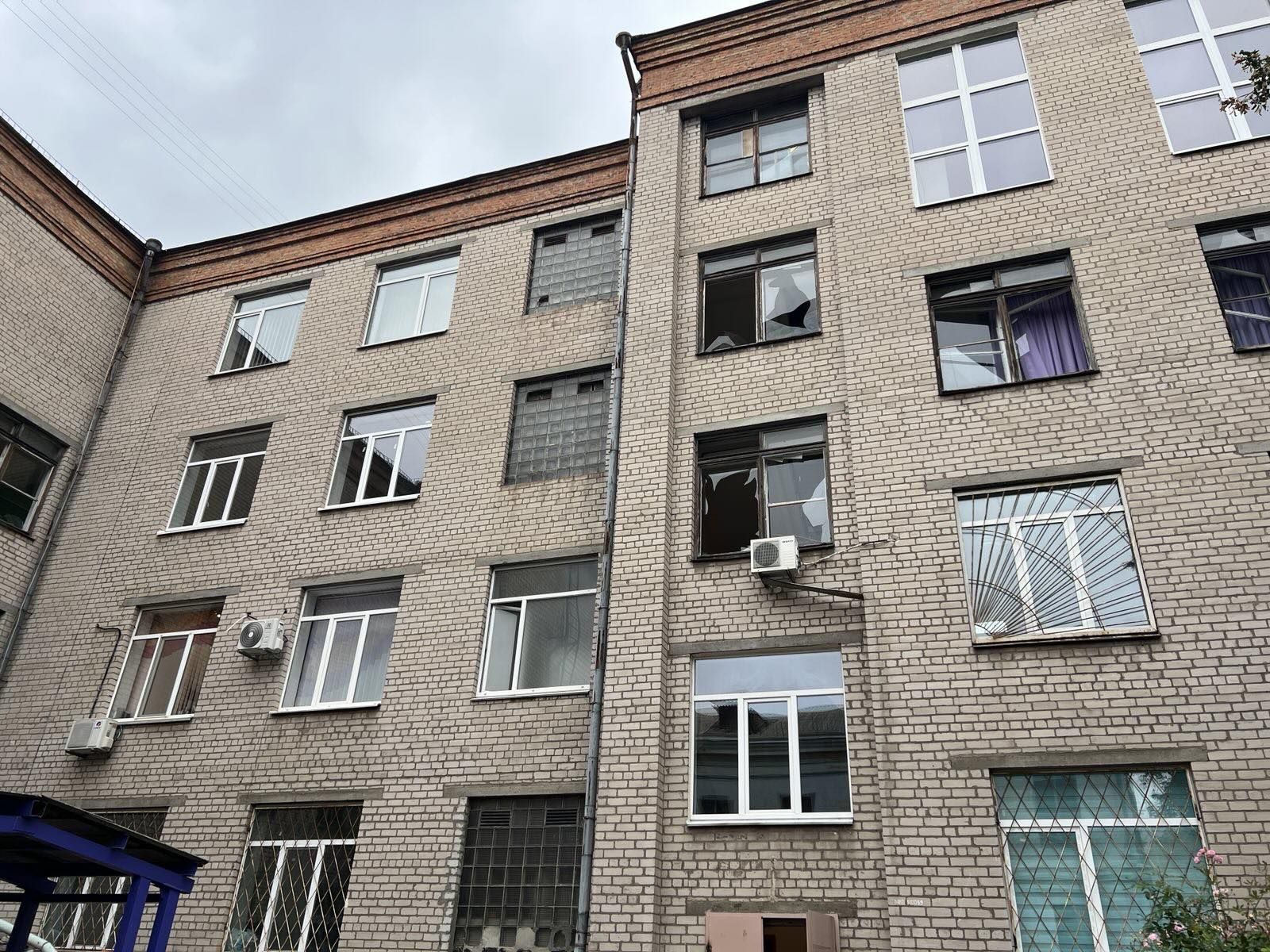 556914441_24945778948392436_3502530355678252264_n Вибиті вікна в одному із корпусів