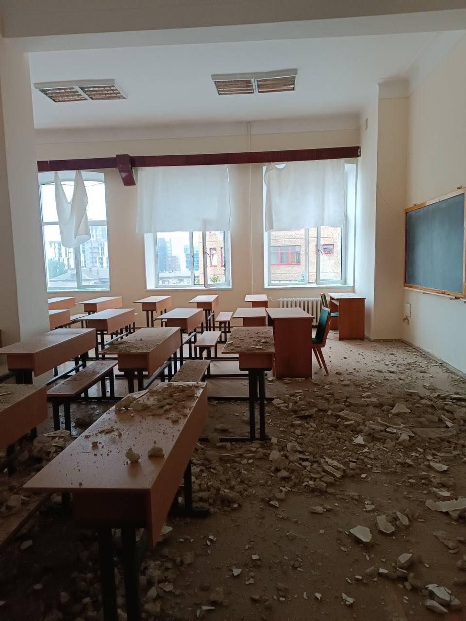 557621817_24945780855058912_700956607832196774_n Стеля посипалась в одній із аудиторій