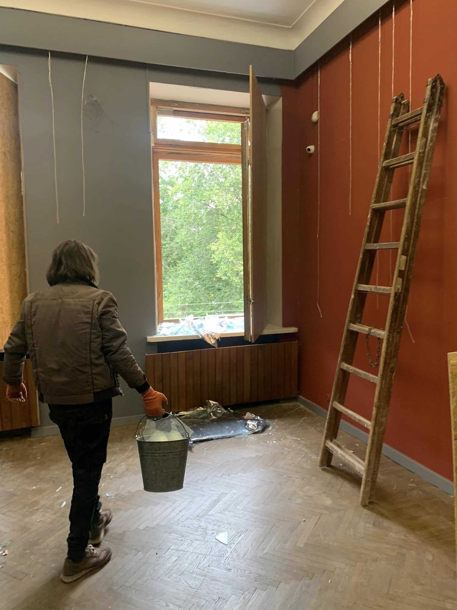 558293929_25230849213166727_5908957332362983400_n Усі вікна в музеї побиті