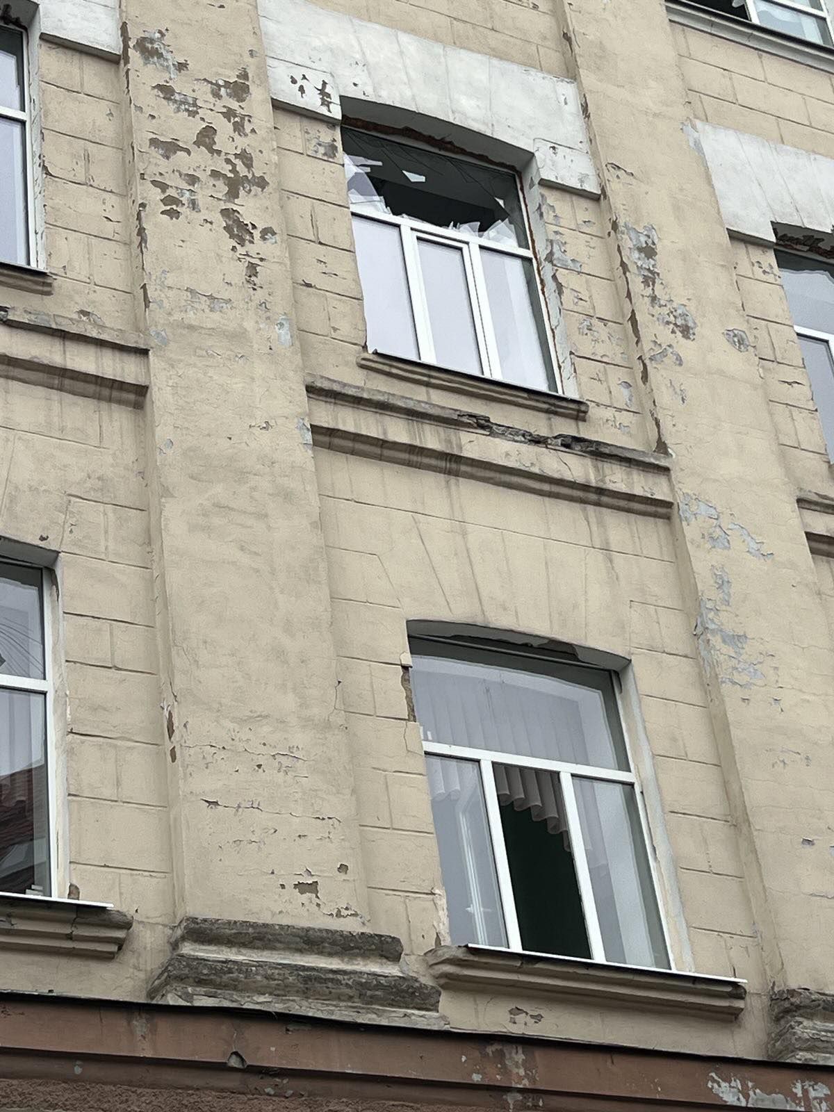 556653712_24945779361725728_2536610138219022717_n У корпусах вишу чимало вибитих вікон
