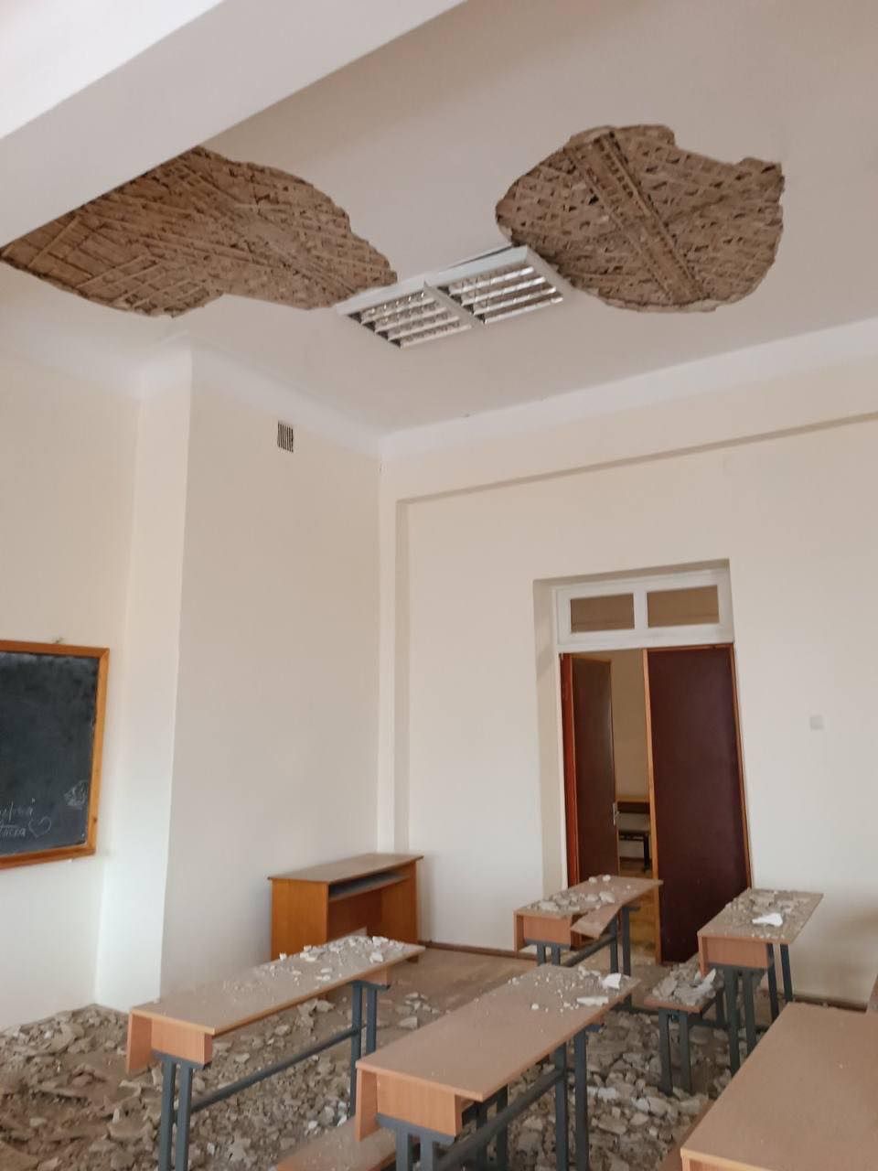 556856910_24945780845058913_220802765268913191_n Пошкоджена стеля в аудиторії