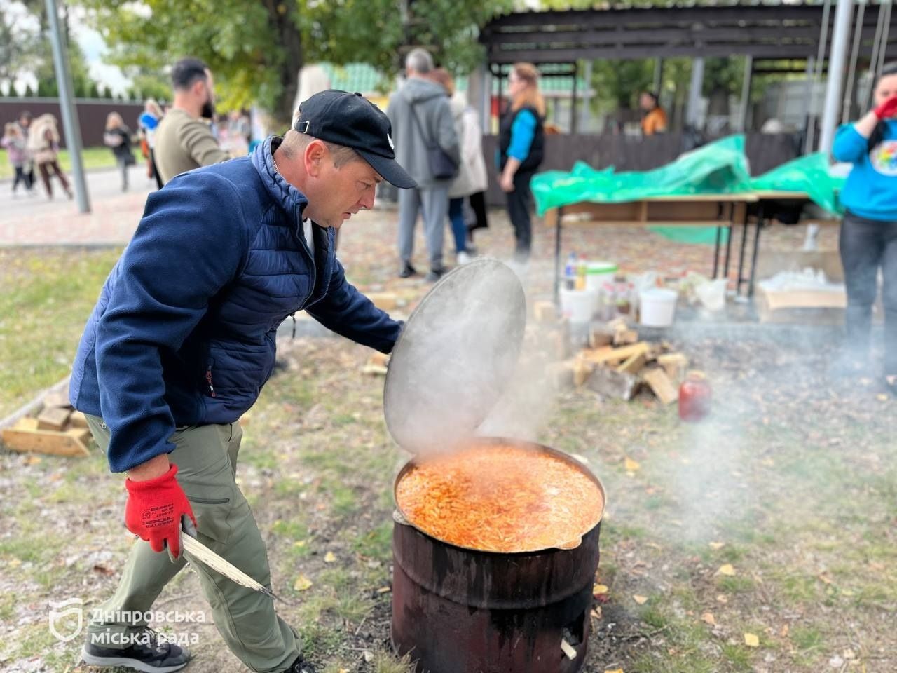Зварили 210 літрів національної страви: як у Дніпрі відсвяткували День борщу