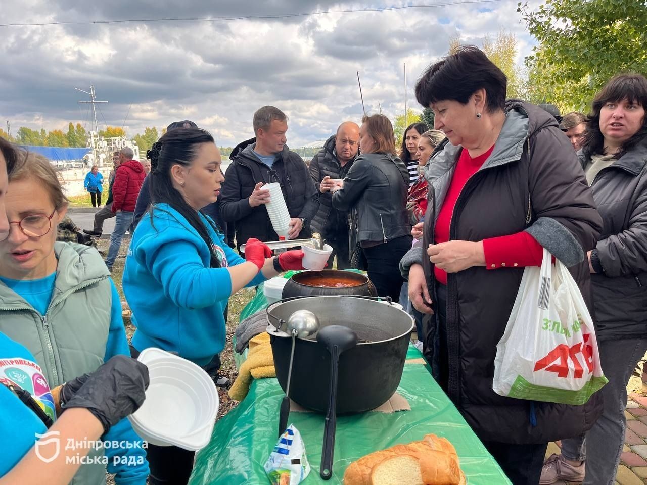 Зварили 210 літрів національної страви: як у Дніпрі відсвяткували День борщу