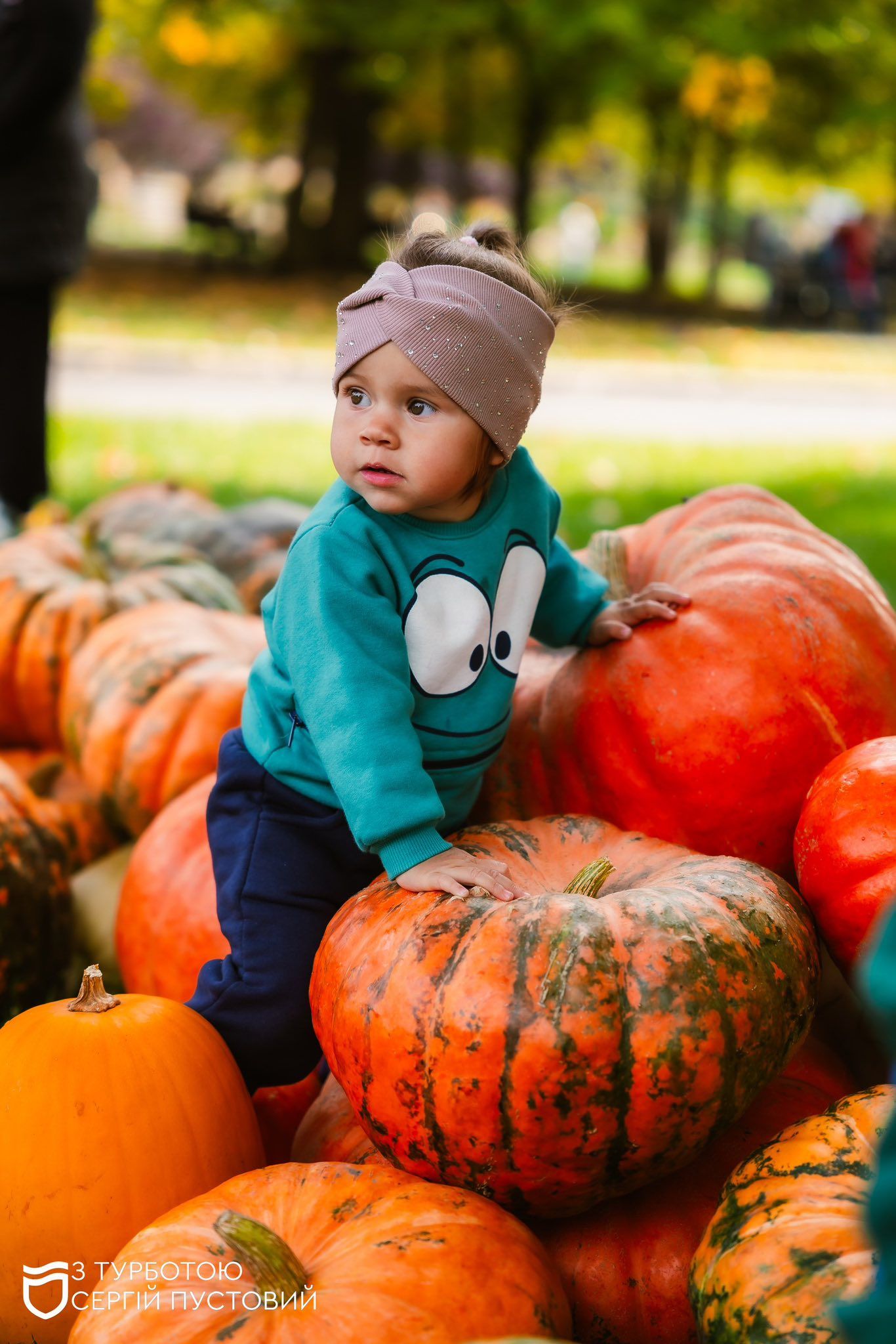 Десятки тыкв и цветов: в Днепре в сквере Усачева появилась большая осенняя фотозона