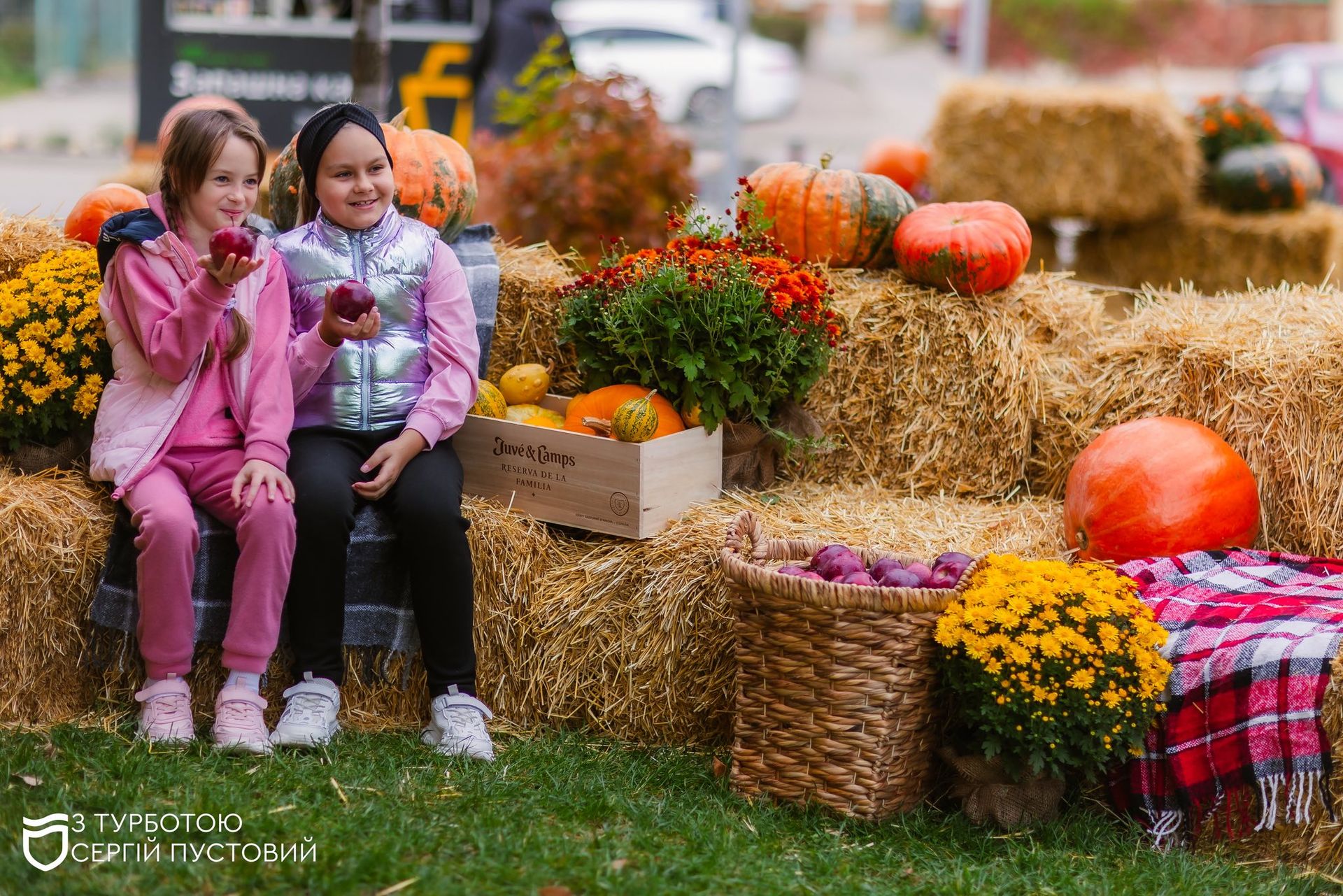Десятки тыкв и цветов: в Днепре в сквере Усачева появилась большая осенняя фотозона