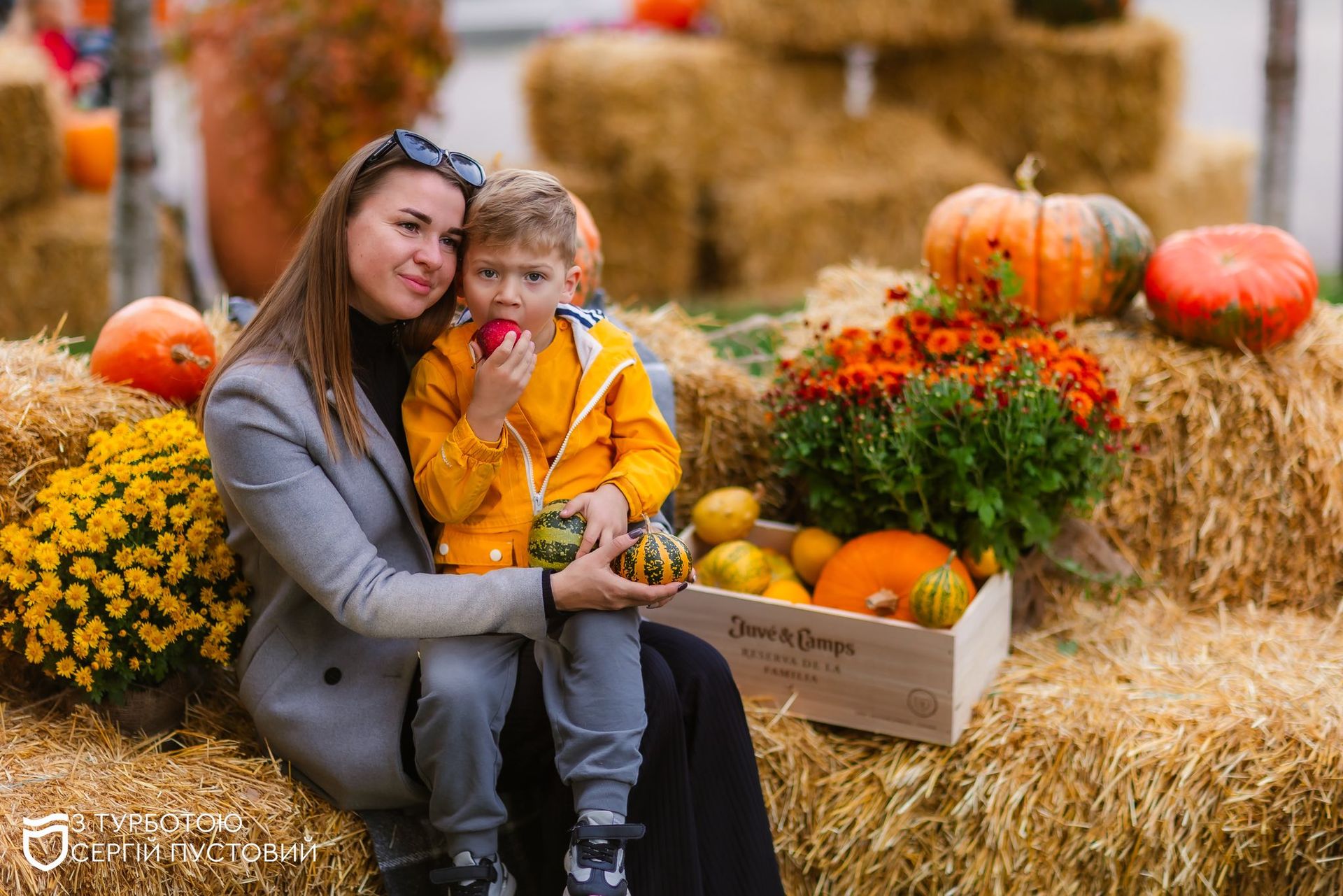 Десятки тыкв и цветов: в Днепре в сквере Усачева появилась большая осенняя фотозона