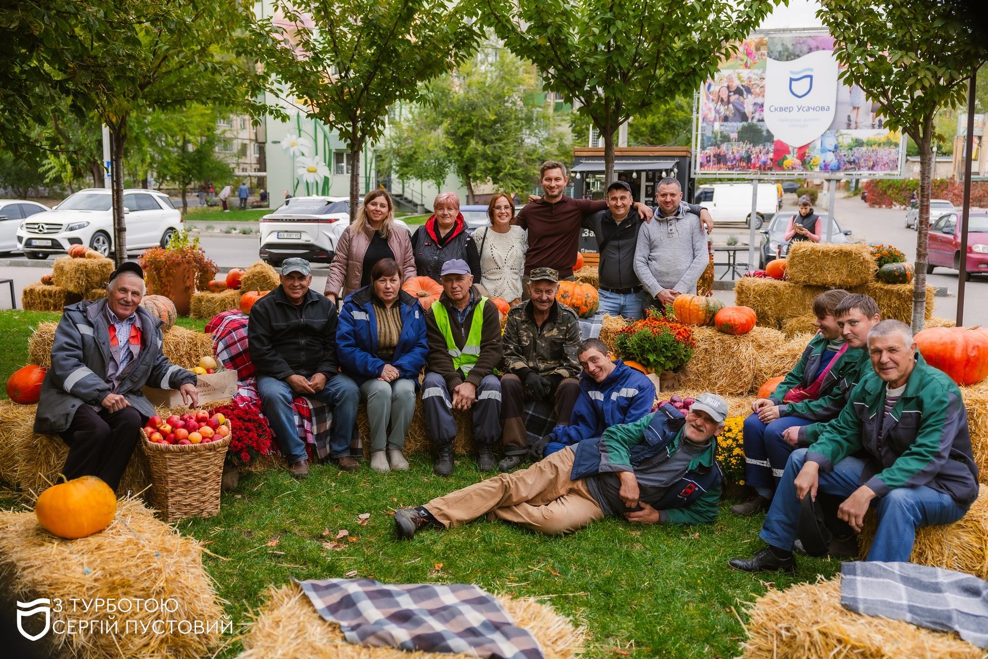 Десятки тыкв и цветов: в Днепре в сквере Усачева появилась большая осенняя фотозона