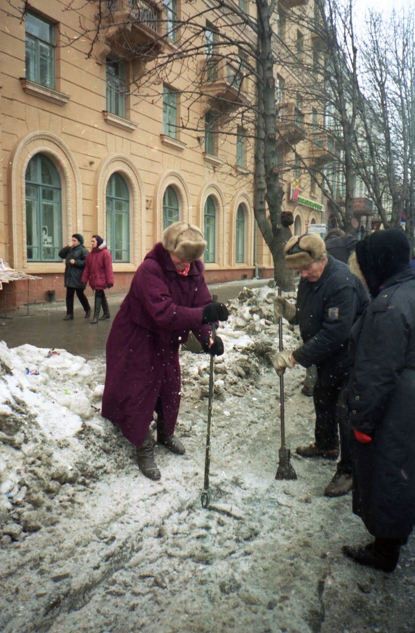558204381_2310936806021213_909408186402301638_n Будинок на проспекті Яворницького (тоді ще Карла Маркса)