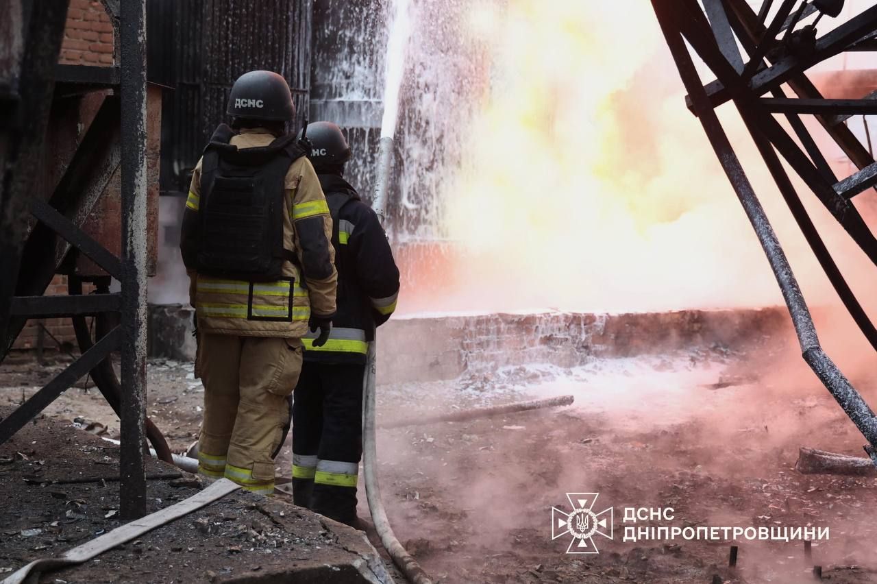 В ДСНС показали фото наслідків атаки на енергетичну інфраструктуру на Дніпропетровщині