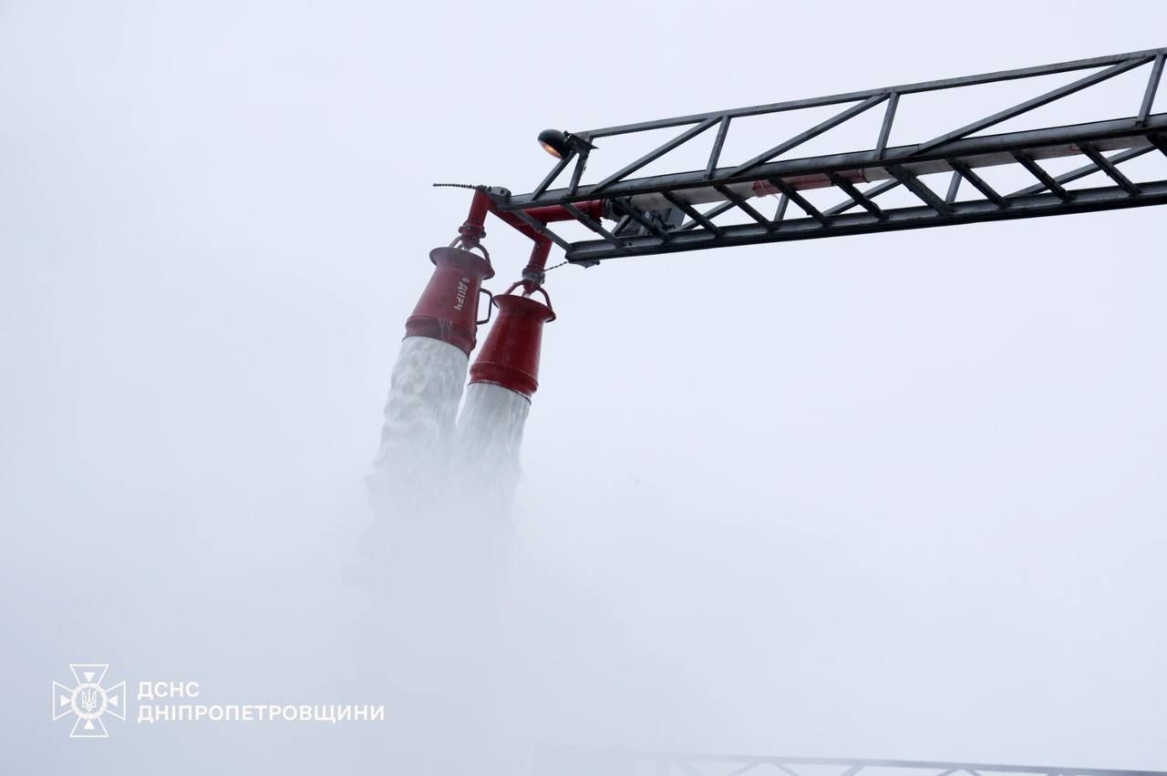 В ДСНС показали фото наслідків атаки на енергетичну інфраструктуру на Дніпропетровщині