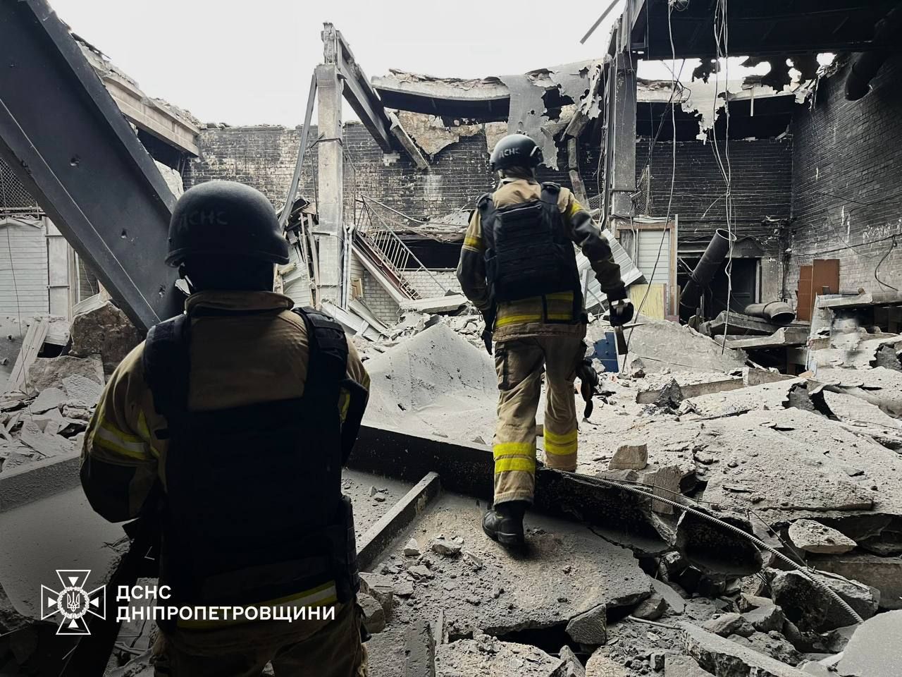 В ДСНС показали фото наслідків атаки на енергетичну інфраструктуру на Дніпропетровщині